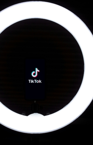 TikTok σε ζαλάδα: απειλήθηκε, έφαγε μαύρο, επανήλθε