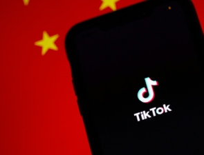 Στέλνει ο Ντόναλντ Τραμπ το TikTok στην «αγκαλιά» του Ίλον Μασκ;