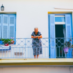 Λιγότεροι, γηραιότεροι και πιο μόνοι