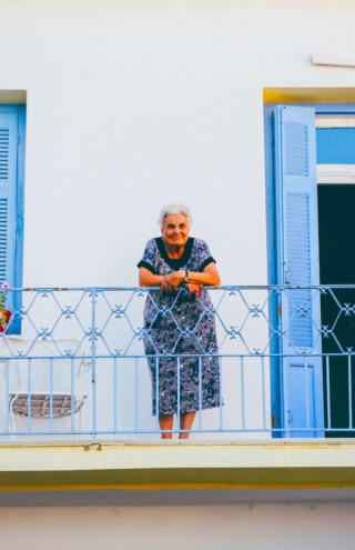 Λιγότεροι, γηραιότεροι και πιο μόνοι