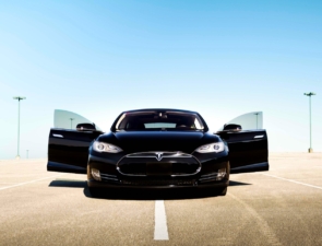 Tesla: Η εταιρεία του Μασκ χάνει έδαφος παγκοσμίως, αλλά κερδίζει στην Ελλάδα