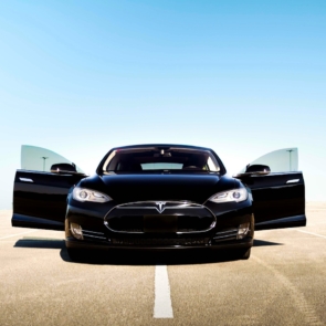 Tesla: Η εταιρεία του Μασκ χάνει έδαφος παγκοσμίως, αλλά κερδίζει στην Ελλάδα