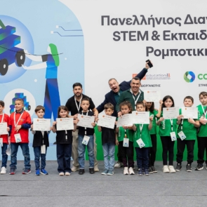 COSMOTE: Ρομποτικές λύσεις AI παρουσίασαν οι μαθητές στον τελικό του Πανελλήνιου Διαγωνισμού STEM 2025