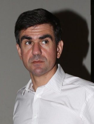 Πώς ο Νίκος Βαρδινογιάννης οδηγεί σε νέα μεγέθη την Real Consulting