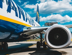 Ryanair: Ηγέτης στις αεροπορικές μεταφορές χαμηλού κόστους με ρεκόρ επιβατών