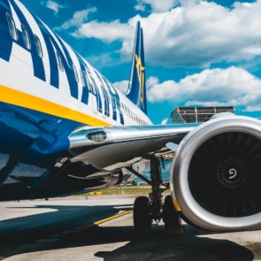 Ryanair: Ηγέτης στις αεροπορικές μεταφορές χαμηλού κόστους με ρεκόρ επιβατών