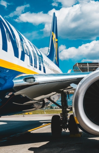 Ryanair: Ηγέτης στις αεροπορικές μεταφορές χαμηλού κόστους με ρεκόρ επιβατών