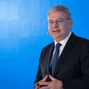 HELLENiQ ENERGY: Στρατηγική επενδύσεων 4 δισ. ευρώ για το αύριο της ενέργειας