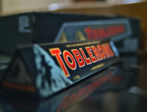Το πικρό τέλος της γλυκιάς μαύρης Toblerone: 60 χρόνια ιστορικού θριάμβου υπό τον ζυγό της Shrinkflation και των νέων τάσεων