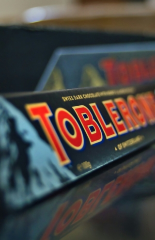 Το πικρό τέλος της γλυκιάς μαύρης Toblerone: 60 χρόνια ιστορικού θριάμβου υπό τον ζυγό της Shrinkflation και των νέων τάσεων