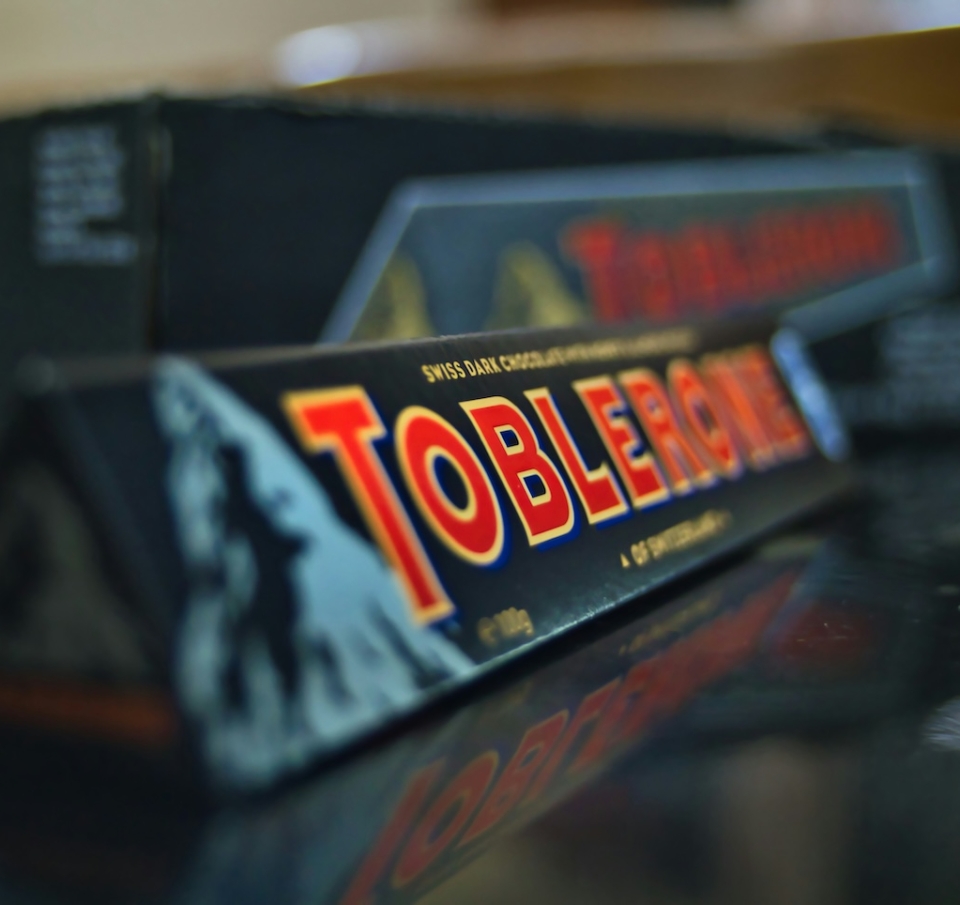 Το πικρό τέλος της γλυκιάς μαύρης Toblerone: 60 χρόνια ιστορικού θριάμβου υπό τον ζυγό της Shrinkflation και των νέων τάσεων