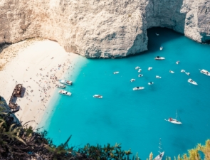 Η Ελλάδα στο απόγειο της ζήτησης και η φωνή των νησιωτών που ζητούν όρια