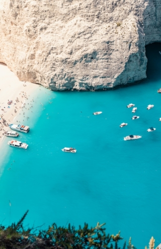 Η Ελλάδα στο απόγειο της ζήτησης και η φωνή των νησιωτών που ζητούν όρια