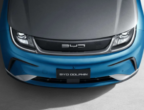 Η κινέζικη BYD που χλεύαζε ο Έλον Μάσκ αναπτύσσεται ταχύτατα και στην Ελλάδα