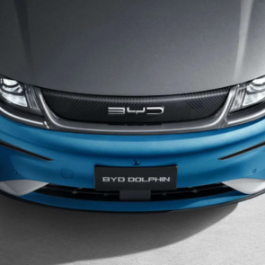 Η κινέζικη BYD που χλεύαζε ο Έλον Μάσκ αναπτύσσεται ταχύτατα και στην Ελλάδα