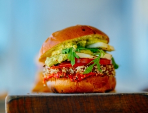 Η παγκόσμια vegan επέλαση σε ρεστοράν, κρασιά, καλλυντικά ακόμα και στο κρέας