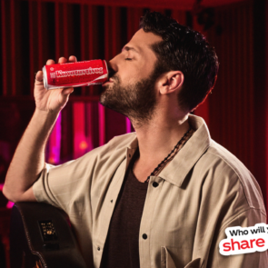Share a Coke: Η εμβληματική καμπάνια της Coca-Cola επιστρέφει και δίνει το όνομα σου στο φετινό καλοκαίρι!