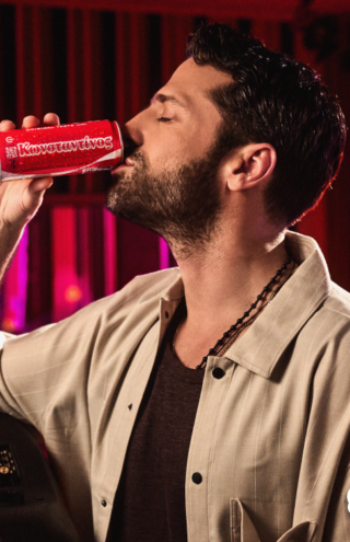 Share a Coke: Η εμβληματική καμπάνια της Coca-Cola επιστρέφει και δίνει το όνομα σου στο φετινό καλοκαίρι!