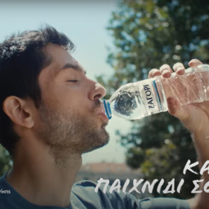 Μέσα στην οθόνη ή έξω στη ζωή; Μια νέα υπενθύμιση για το σώμα, το νου και την επαφή με τον κόσμο