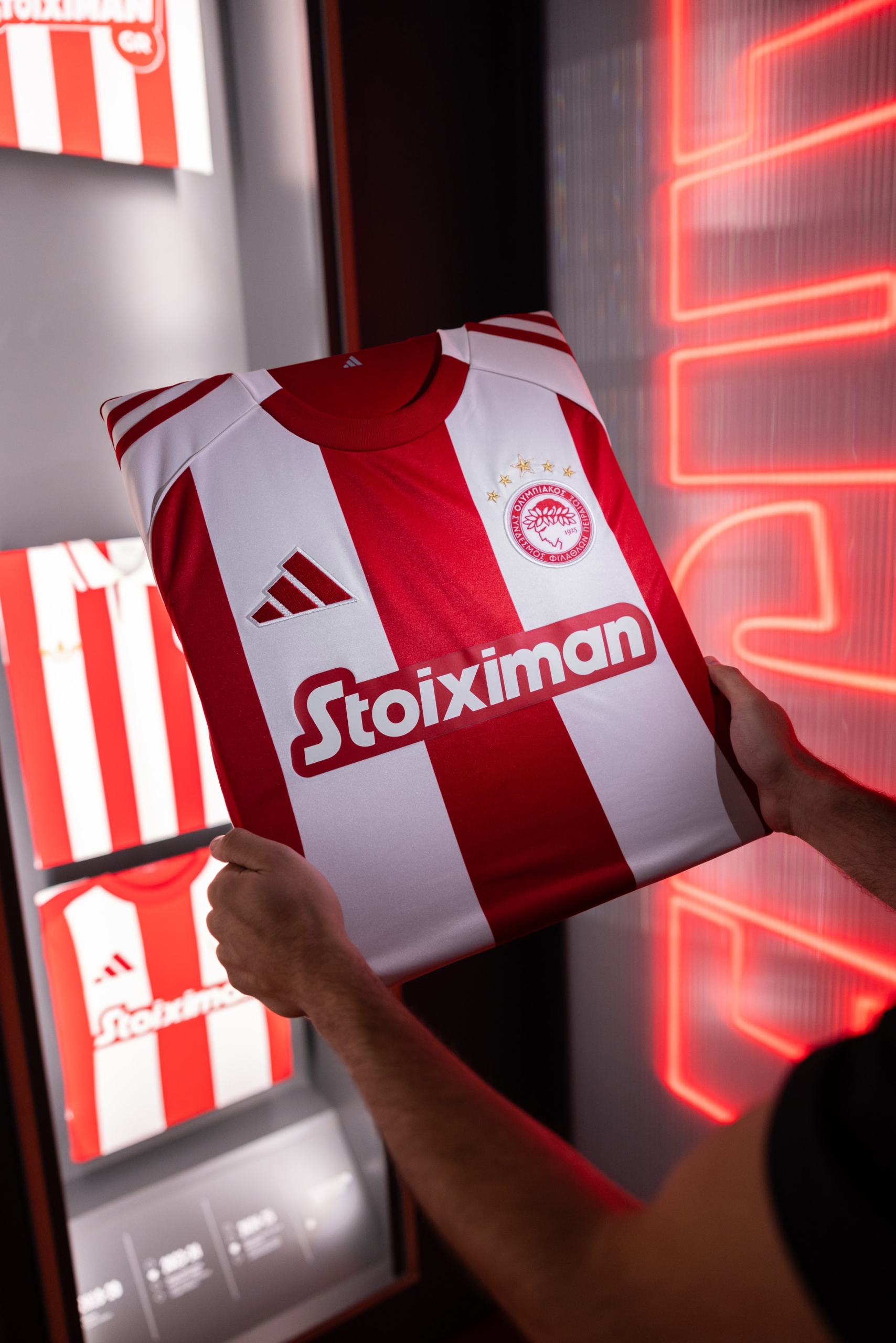 Η adidas και ο Ολυμπιακός Παρουσιάζουν την Πρώτη Φανέλα της Νέας Εκατονταετίας