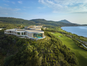 Πόση σημασία δίνουν στο Instagram οι Costa Navarino, Grecotel, Domes, Ikos, Μήτσης και οι μεγάλοι ξενοδόχοι