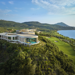 Πόση σημασία δίνουν στο Instagram οι Costa Navarino, Grecotel, Domes, Ikos, Μήτσης και οι μεγάλοι ξενοδόχοι