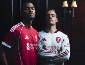 Η ADIDAS ΚΑΙ Η LIVERPOOL FC ΠΑΡΟΥΣΙΑΖΟΥΝ ΤΙΣ ΝΕΕΣ ΕΝΤΟΣ ΚΑΙ ΕΚΤΟΣ ΕΔΡΑΣ ΕΜΦΑΝΙΣΕΙΣ  ΓΙΑ ΤΗ ΣΕΖΟΝ 2025/26
