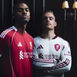 Η ADIDAS ΚΑΙ Η LIVERPOOL FC ΠΑΡΟΥΣΙΑΖΟΥΝ ΤΙΣ ΝΕΕΣ ΕΝΤΟΣ ΚΑΙ ΕΚΤΟΣ ΕΔΡΑΣ ΕΜΦΑΝΙΣΕΙΣ  ΓΙΑ ΤΗ ΣΕΖΟΝ 2025/26