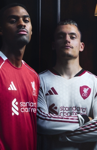 Η ADIDAS ΚΑΙ Η LIVERPOOL FC ΠΑΡΟΥΣΙΑΖΟΥΝ ΤΙΣ ΝΕΕΣ ΕΝΤΟΣ ΚΑΙ ΕΚΤΟΣ ΕΔΡΑΣ ΕΜΦΑΝΙΣΕΙΣ  ΓΙΑ ΤΗ ΣΕΖΟΝ 2025/26