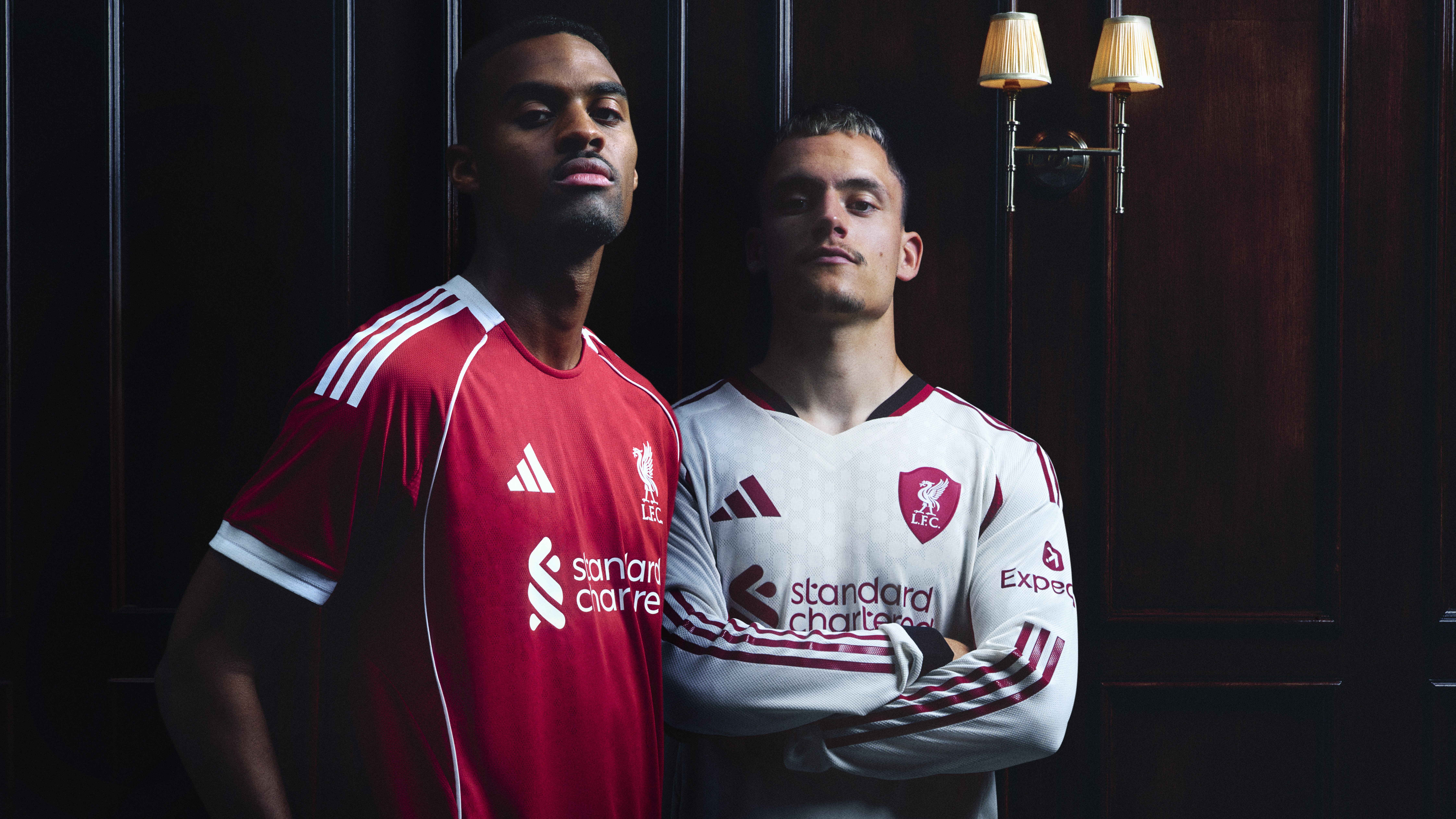 Η ADIDAS ΚΑΙ Η LIVERPOOL FC ΠΑΡΟΥΣΙΑΖΟΥΝ ΤΙΣ ΝΕΕΣ ΕΝΤΟΣ ΚΑΙ ΕΚΤΟΣ ΕΔΡΑΣ ΕΜΦΑΝΙΣΕΙΣ  ΓΙΑ ΤΗ ΣΕΖΟΝ 2025/26