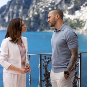 COSMOTE TV: Οκτώβριος με το πολυαναμενόμενο «Hotel Costiera» και τα βασισμένα σε αληθινά γεγονότα «The Gray House» και «The Hack»