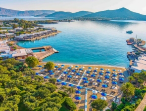 Πώς τρεις εμβληματικές επενδύσεις ανέβασαν τον πήχη της ελληνικής φιλοξενίας