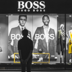 Hugo Boss Ελλάς: Αύξηση πωλήσεων το 2024, αλλά με κάμψη στην κερδοφορία