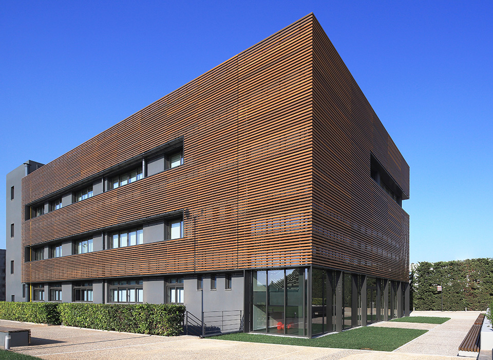 Από το οικογενειακό μοντέλο στη διεθνοποίηση: το case του Metropolitan–ΑΚΜΗ