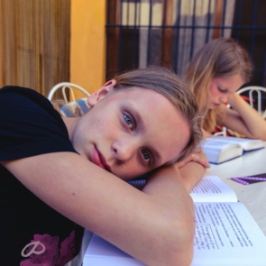 Tired Girl Beauty και οι νέες τάσεις ομορφιάς της αυθεντικότητας