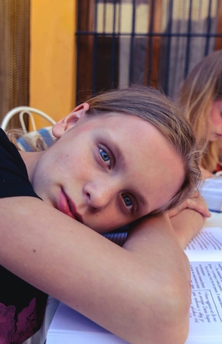 Tired Girl Beauty και οι νέες τάσεις ομορφιάς της αυθεντικότητας