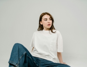 Η χωρίς λογότυπα αισθητική της υψηλής κατανάλωσης