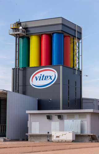 Η Vitex αλλάζει το τοπίο στην Οικοδομή με τον «Χρωμόπυργο», τη νέα υπερσύγχρονη μονάδα παραγωγής κονιαμάτων