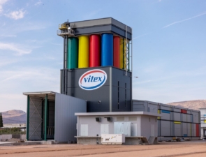 Η Vitex αλλάζει το τοπίο στην Οικοδομή με τον «Χρωμόπυργο» τη νέα υπερσύγχρονη μονάδα παραγωγής κονιαμάτων