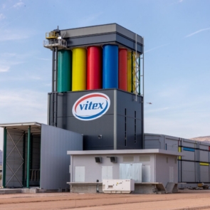 Η Vitex αλλάζει το τοπίο στην Οικοδομή με τον «Χρωμόπυργο» τη νέα υπερσύγχρονη μονάδα παραγωγής κονιαμάτων