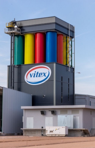 Η Vitex αλλάζει το τοπίο στην Οικοδομή με τον «Χρωμόπυργο» τη νέα υπερσύγχρονη μονάδα παραγωγής κονιαμάτων
