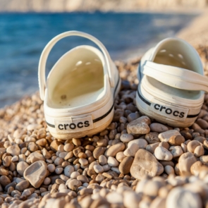 Crocs: Η απίστευτη επιτυχία των πιο άσχημων παπουτσιών του κόσμου
