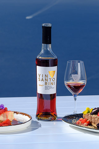 Santo Wines: Ο διεθνής πρεσβευτής της σαντορινιάς γης με διαδρομή από το 1911
