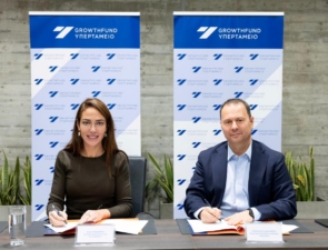 Η Υπουργός Κοινωνικής Συνοχής και Οικογένειας Δόμνα Μιχαηλίδου και ο Αναπληρωτής Διευθύνων Σύμβουλος του Υπερταμείου Παναγιώτης Σταμπουλίδης υπέγραψαν σύμβαση για την Κοινωνική Αντιπαροχή