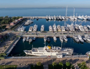 Μια λαμπερή βραδιά και ένας γιορτινός μήνας στη Μαρίνα Φλοίσβου