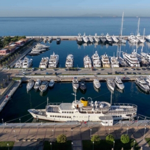 Μια λαμπερή βραδιά και ένας γιορτινός μήνας στη Μαρίνα Φλοίσβου