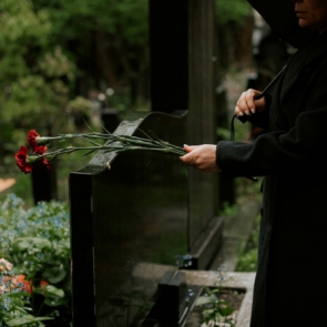 Η βιομηχανία του θανάτου και όταν δεν υπάρχει πια χώρος ούτε για να πεθάνεις