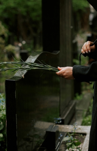 Η βιομηχανία του θανάτου και όταν δεν υπάρχει πια χώρος ούτε για να πεθάνεις