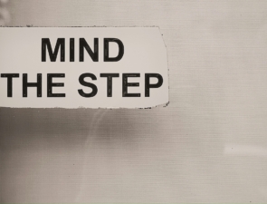 Το μισθολογικό χάσμα των φύλων: Ένα επίμονο φαινόμενο ανισότητας