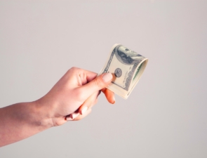 Η παγκόσμια εξάπλωση των ψηφιακών πορτοφολιών μεταμορφώνει τις συναλλαγές και την καθημερινότητα